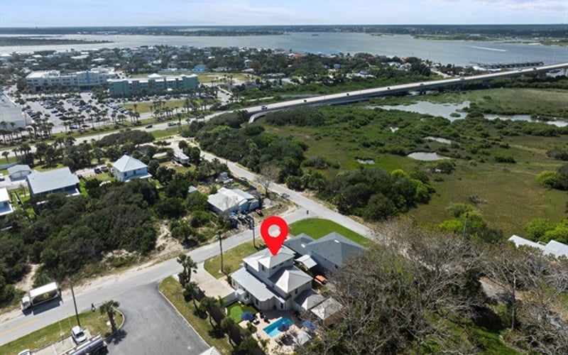 You'll love the prime location! Just a 4-minute walk to the beach, a 10-minute stroll to Publix and shopping, and an 8-minute drive to vibrant downtown St. Augustine.
