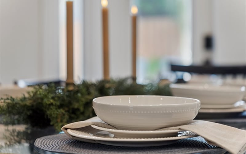 Beach elegance shines in the dining room